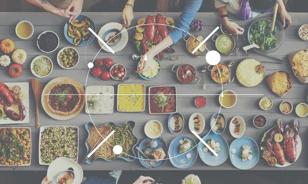 Tabulka s jídlem a zaměření — Stock fotografie