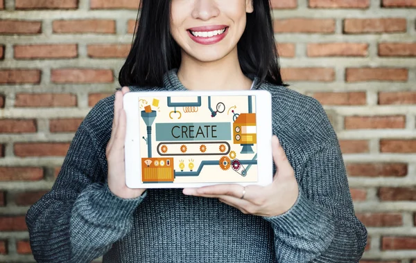 Vrouw met digitale tablet — Stockfoto