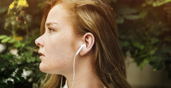 Mujer joven con auriculares — Foto de Stock