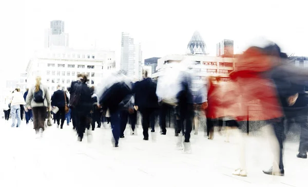 Gente de negocios caminando en la ciudad — Foto de Stock
