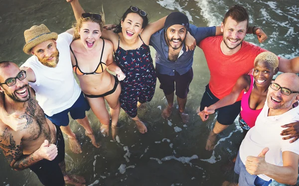 Vänner på sommaren beach — Stockfoto