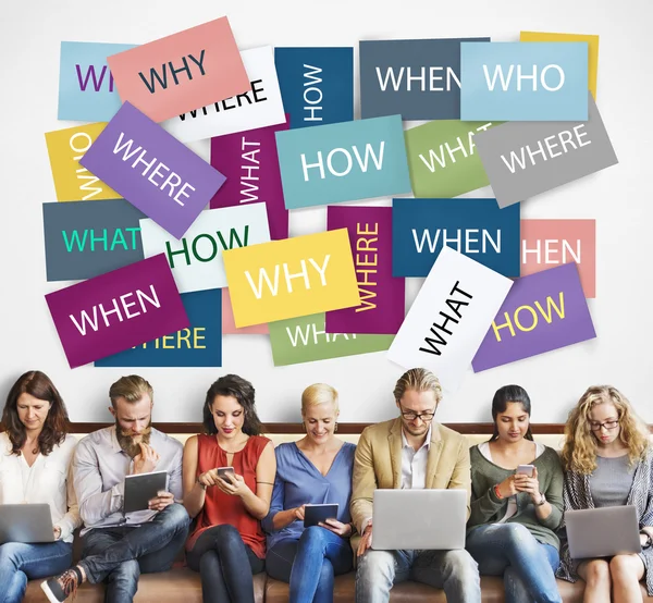 People sit with devices and question — Stock Photo, Image