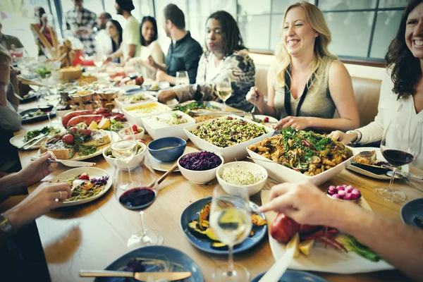 Menschen essen im Restaurant — Stockfoto