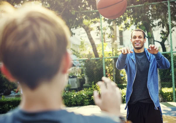 バスケットボールをしている少年 — ストック写真