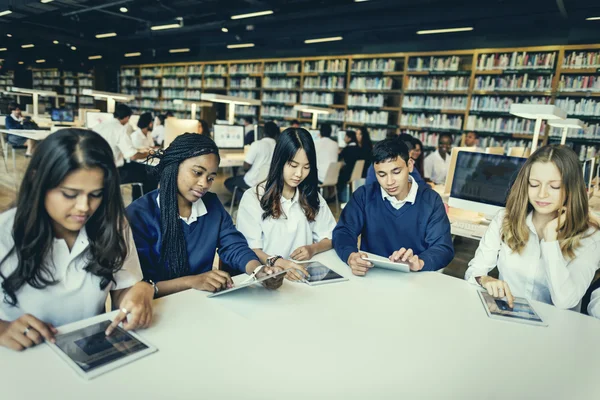 Estudantes que navegam em tablets digitais — Fotografia de Stock