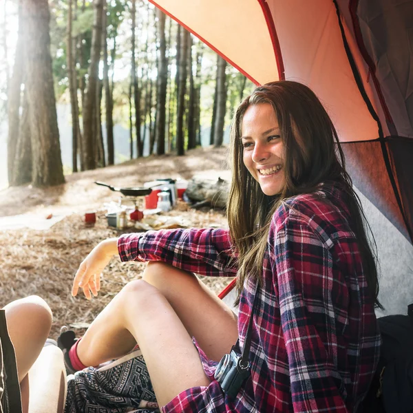 Vrienden ontspannen in de tent — Stockfoto