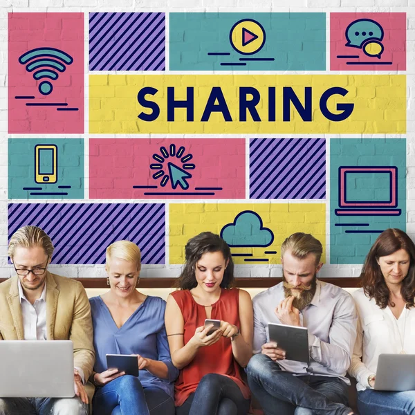 As pessoas se sentam com dispositivos e compartilhamento — Fotografia de Stock