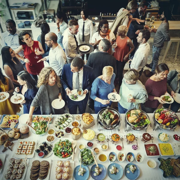 Mångfald människor äter reception mat — Stockfoto
