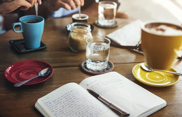 Amici che bevono caffè nel bar — Foto Stock