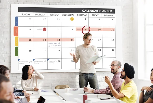 Affärsmöte med kalender — Stockfoto