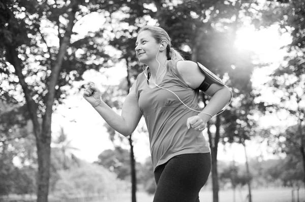 Vuxen kvinna joggning — Stockfoto
