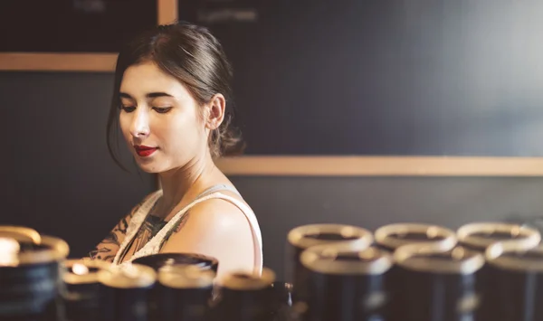 Jeune femme dans un café — Photo