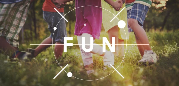 Niños jugando al aire libre —  Fotos de Stock