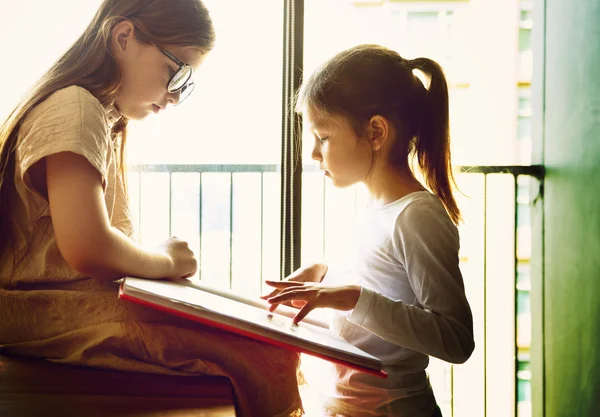 Schwestern lesen gemeinsam Buch — Stockfoto