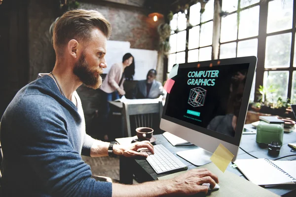 Mann arbeitet mit Computer — Stockfoto