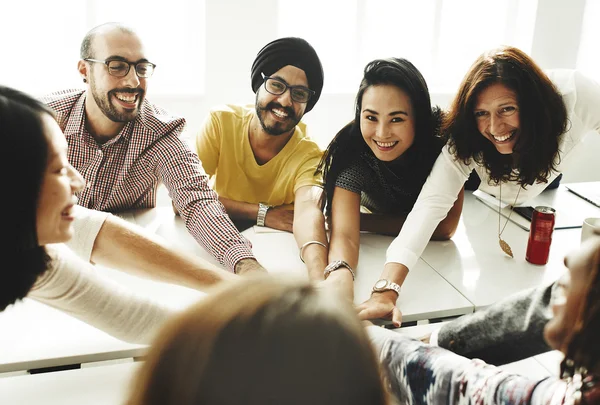 Menschen mit Händen zusammen — Stockfoto