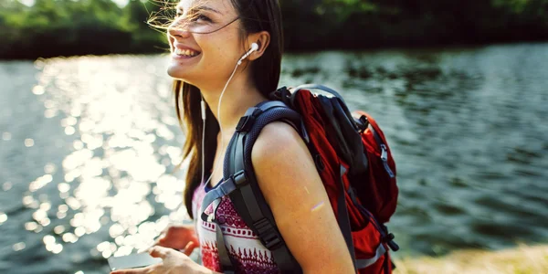 Frau mit Rucksack unterwegs — Stockfoto