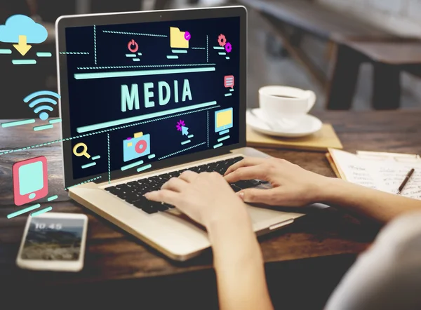 Frau arbeitet mit Computer im Café — Stockfoto