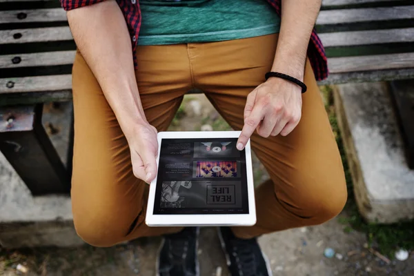 Homem de navegação tablet digital — Fotografia de Stock