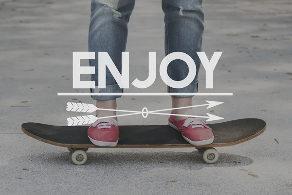 Frauenbeine auf dem Skateboard — Stockfoto