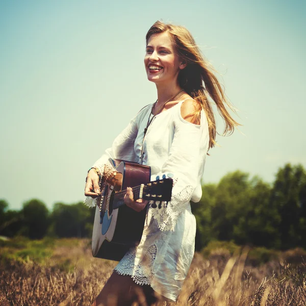 Retrato de mulher com guitarra — Fotografia de Stock