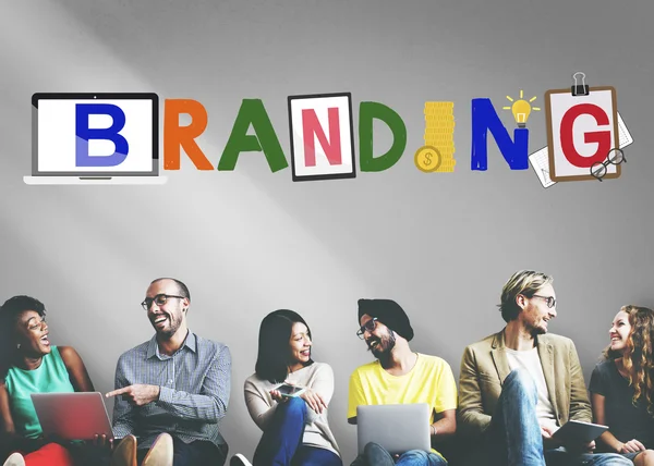 Diversità amici vicino al muro con branding — Foto Stock