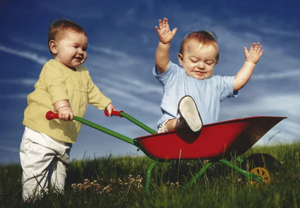 Niños pequeños jugando juntos —  Fotos de Stock