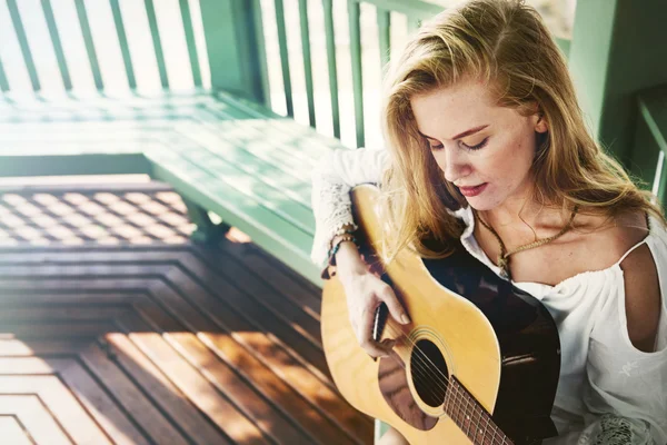 Portrait de femme avec guitare — Photo