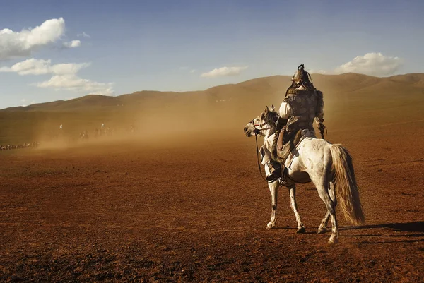 Caballero a caballo en el campo de batalla — Foto de Stock