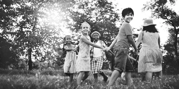 Barn som leker utomhus — Stockfoto