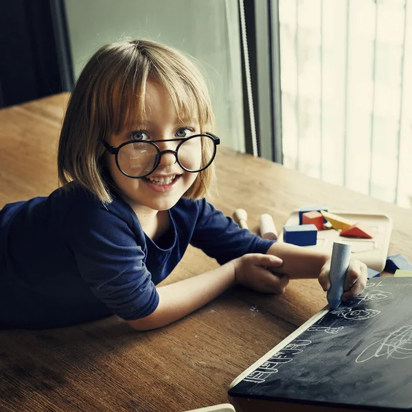 Kid hrací a kreslení na tabuli — Stock fotografie
