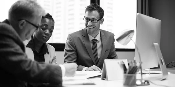 Equipe de negócios discutir o trabalho — Fotografia de Stock