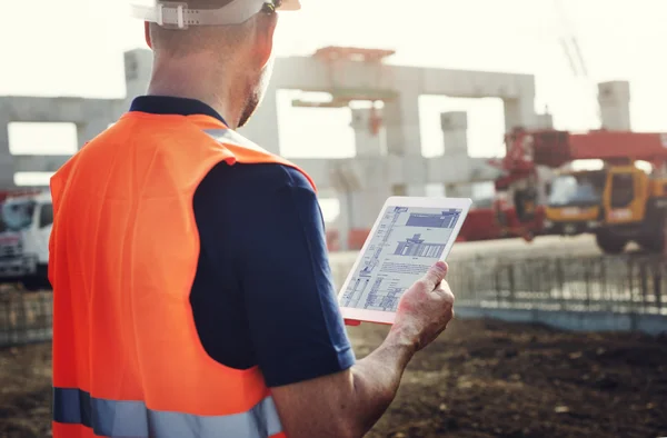 Trabalhador da construção com tablet — Fotografia de Stock