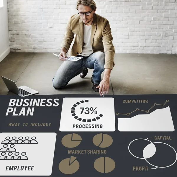 Zakenman werken met Business Plan — Stockfoto