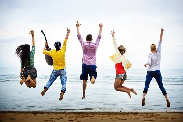 Amigos pasar un buen rato en la playa — Foto de Stock