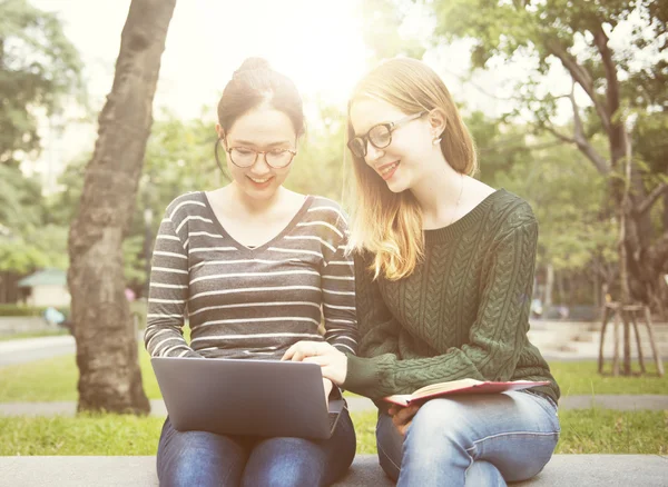 Girsl op zoek op laptop scherm — Stockfoto