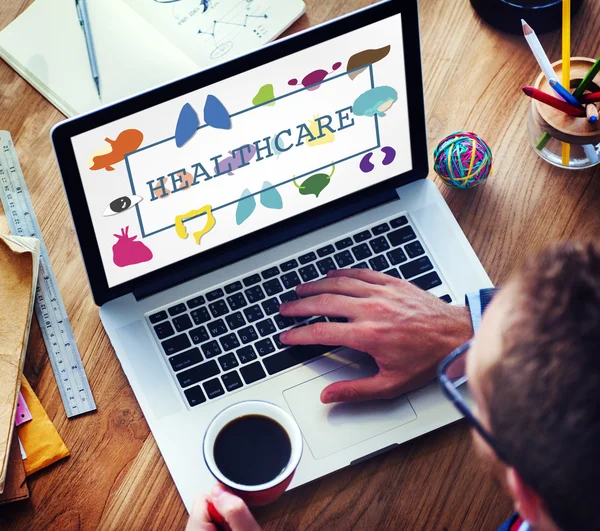 Man använder laptop och hälso-och sjukvård koncept — Stockfoto