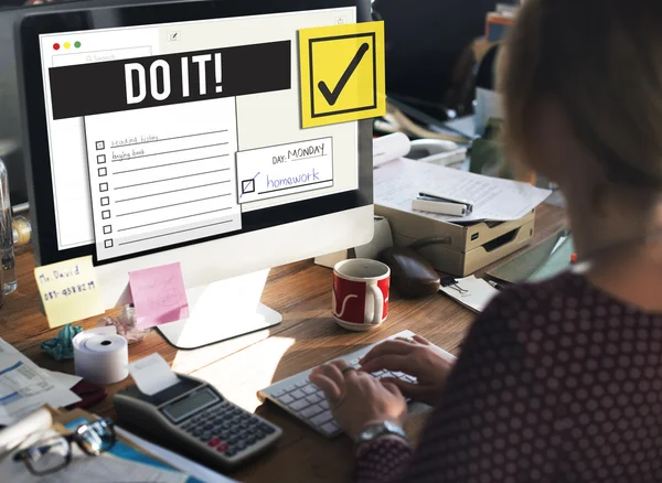 Woman wirking with computer — Stock Photo, Image