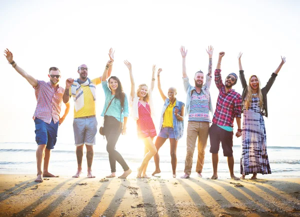 Grupp vänner ha kul på stranden — Stockfoto