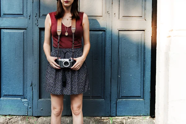 Γυναίκα που κρατά φωτογραφική μηχανή ταινία — Φωτογραφία Αρχείου