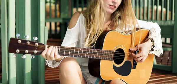 Портрет женщины с гитарой — стоковое фото