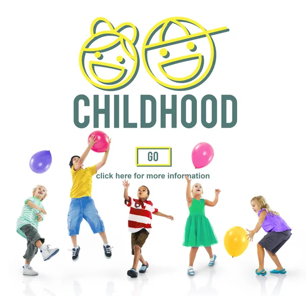 Kinder spielen mit Luftballons — Stockfoto
