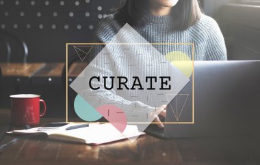 Dizüstü bilgisayarla çalışan kadın