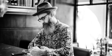 Sakallı kafede not yazma