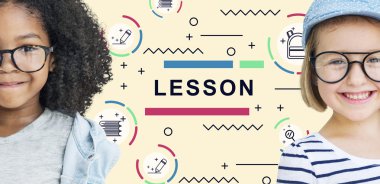 Gülümseyen iki sevimli kız