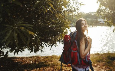 mutlu kadın sırt çantası ile seyahat