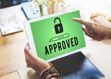 Kafede tabletli bir kadın