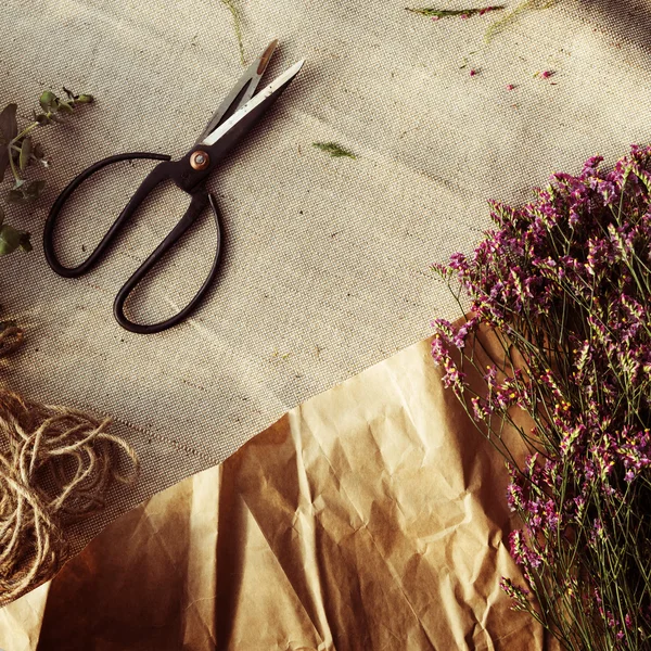 Bouquet adorabile e forbici sul tavolo — Foto Stock