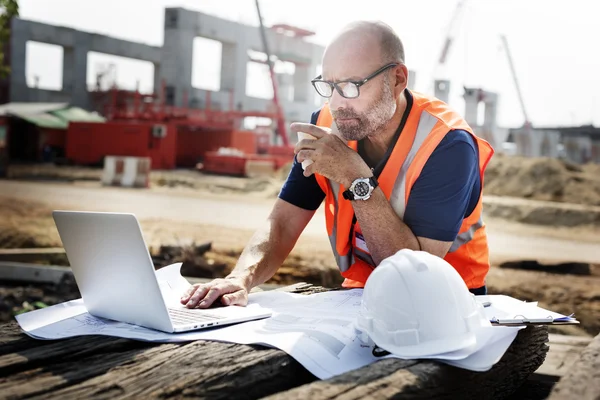 Anleggsarbeider med utsikt til forretningsplass – stockfoto