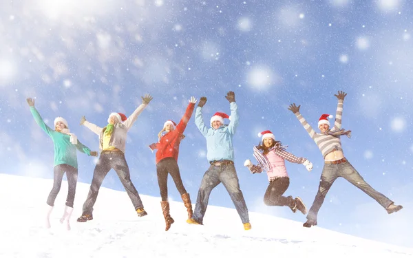 Amigos saltando en la nieve —  Fotos de Stock